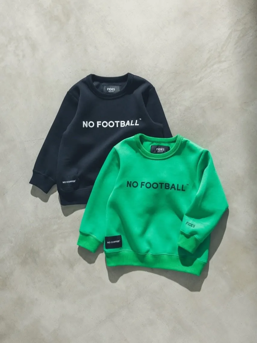 ブラックとライトグリーンのNO FOOTBALLスウェット。
