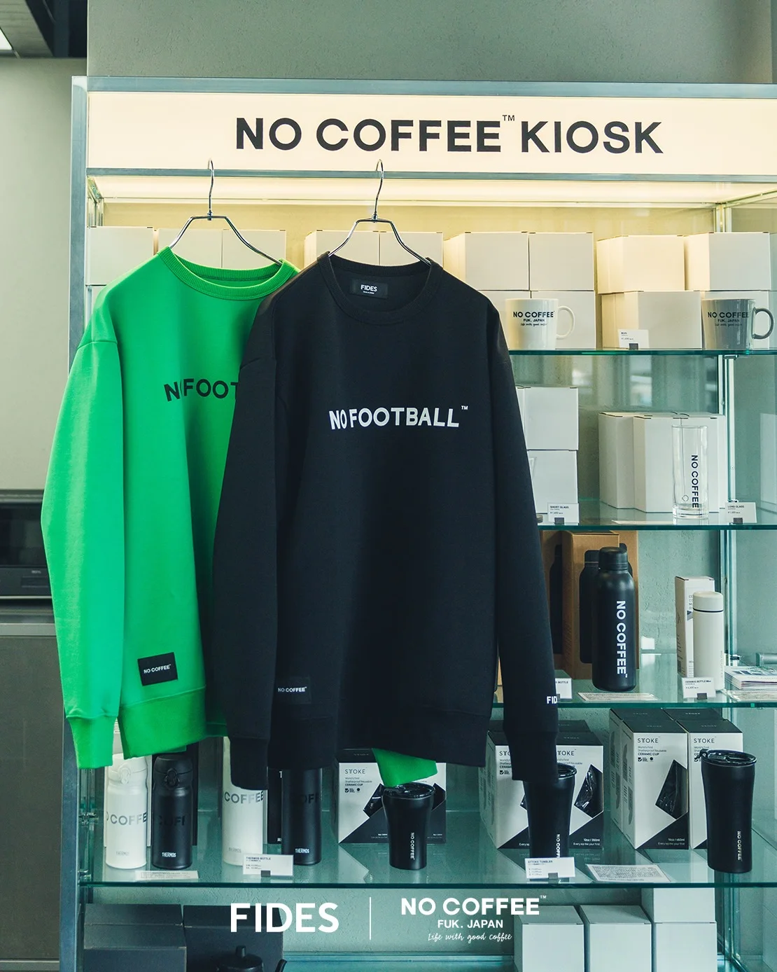 NO COFFEE KIOSKに並ぶブラックとライトグリーンのスウェット。