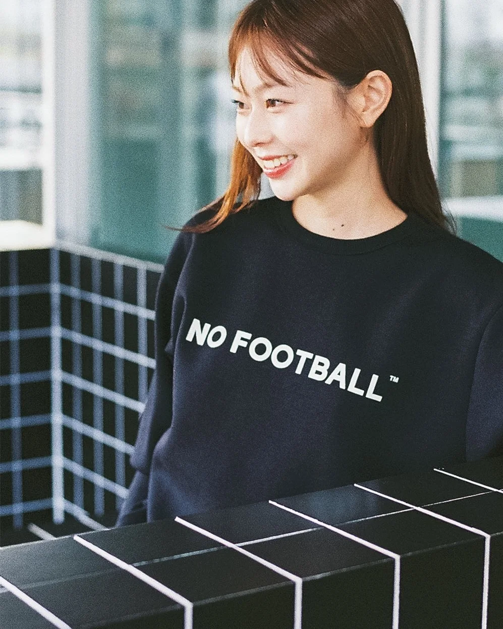ブラックのスウェットの着用イメージ。