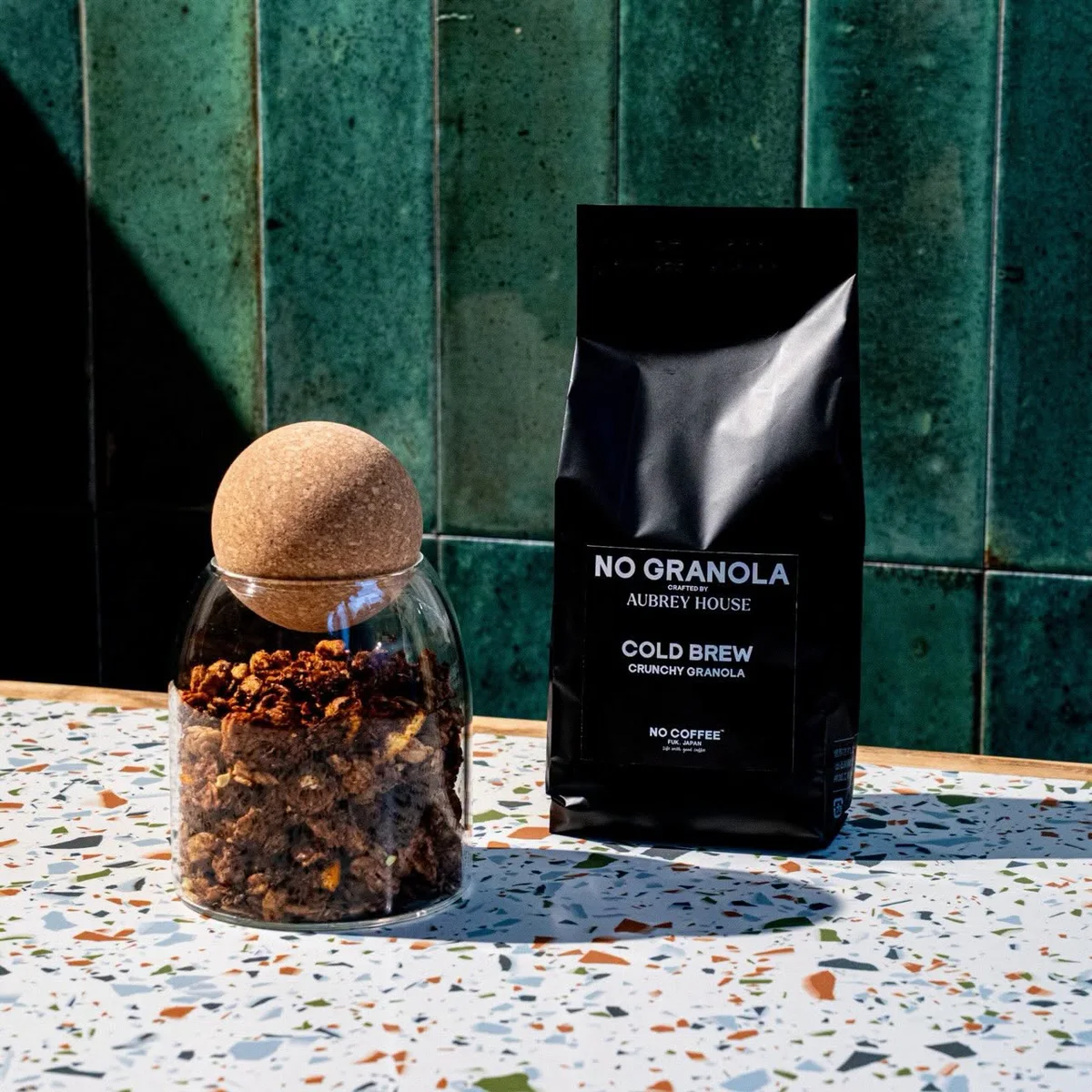 COLD BREW GRANOLAのパッケージとガラス瓶に入ったグラノーラ。