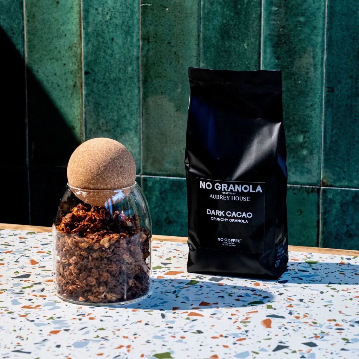 DARK CACAO GRANOLAのパッケージとガラス瓶に入ったグラノーラ。