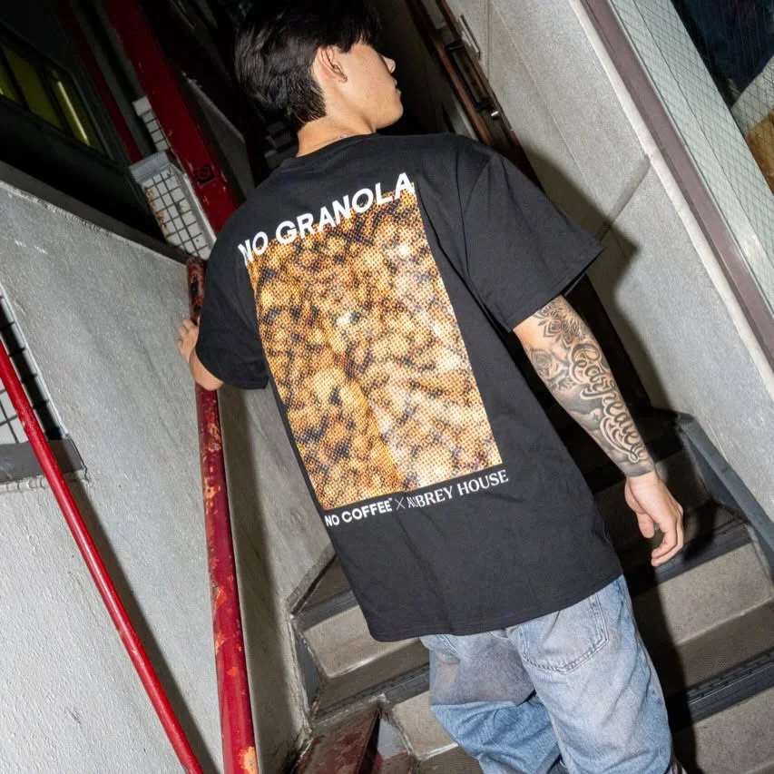 NO GRANOLA Tシャツの背面着用イメージ。