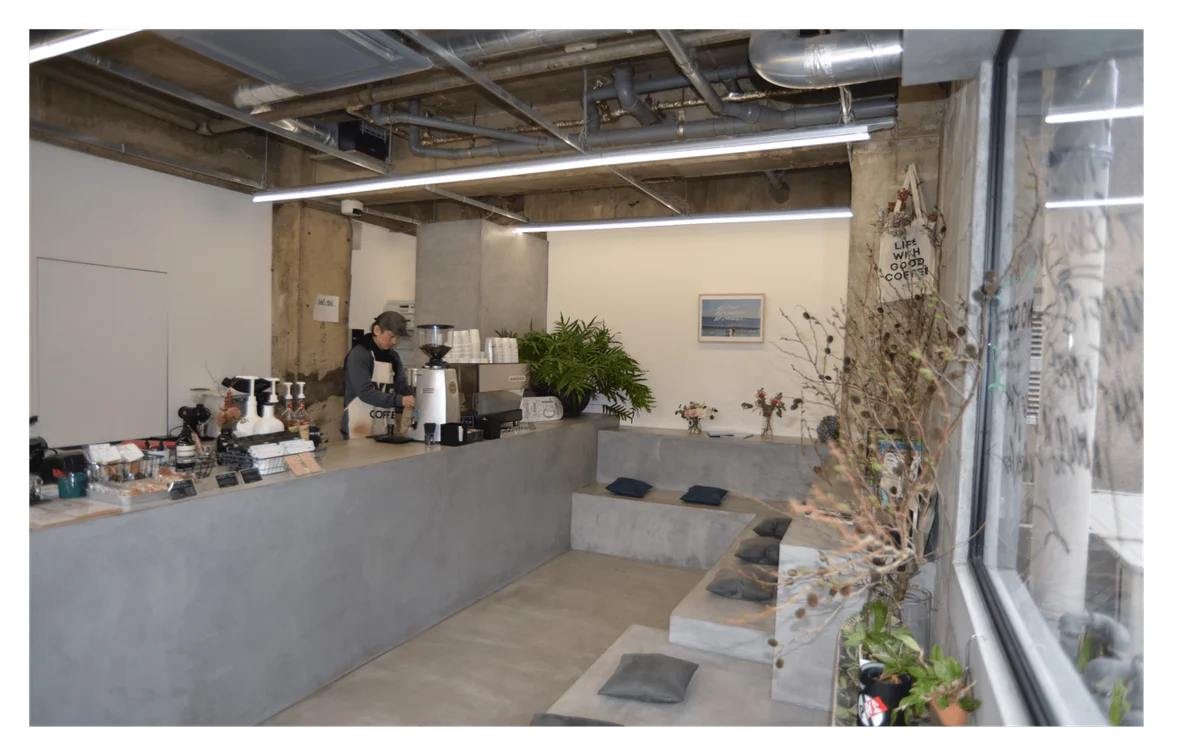 NO COFFEE平尾本店の店内。コンクリートのカウンターとコーヒーを提供する空間。