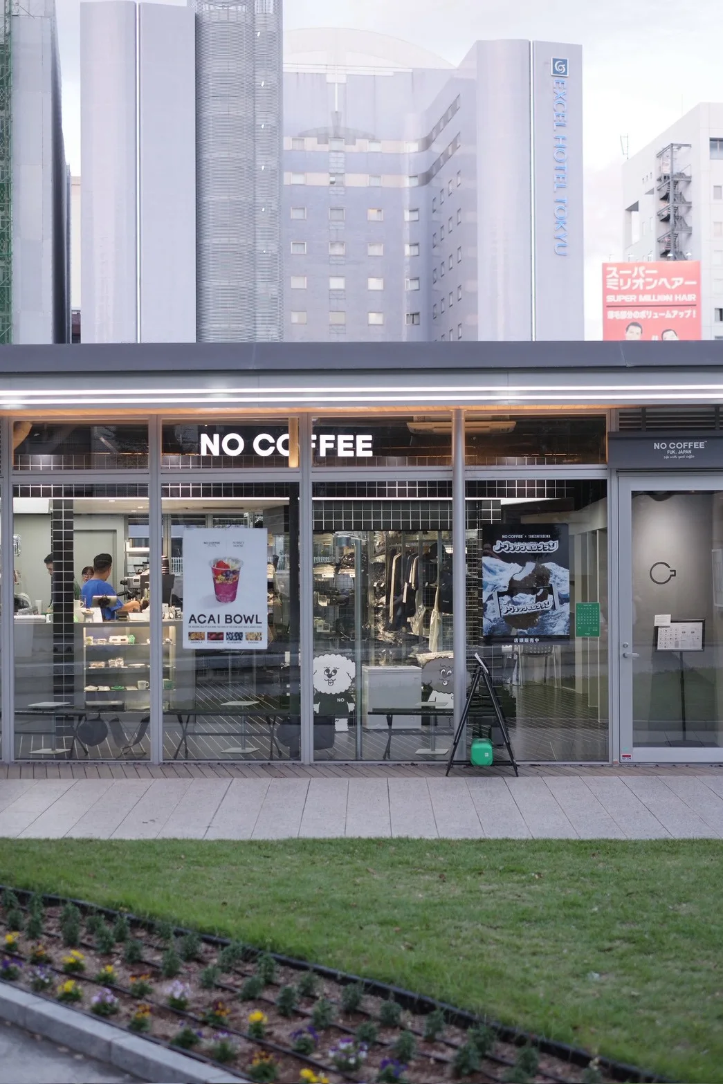 NO COFFEE TENJIN PARKの外観。公園に面したガラス張りの店舗と入口。