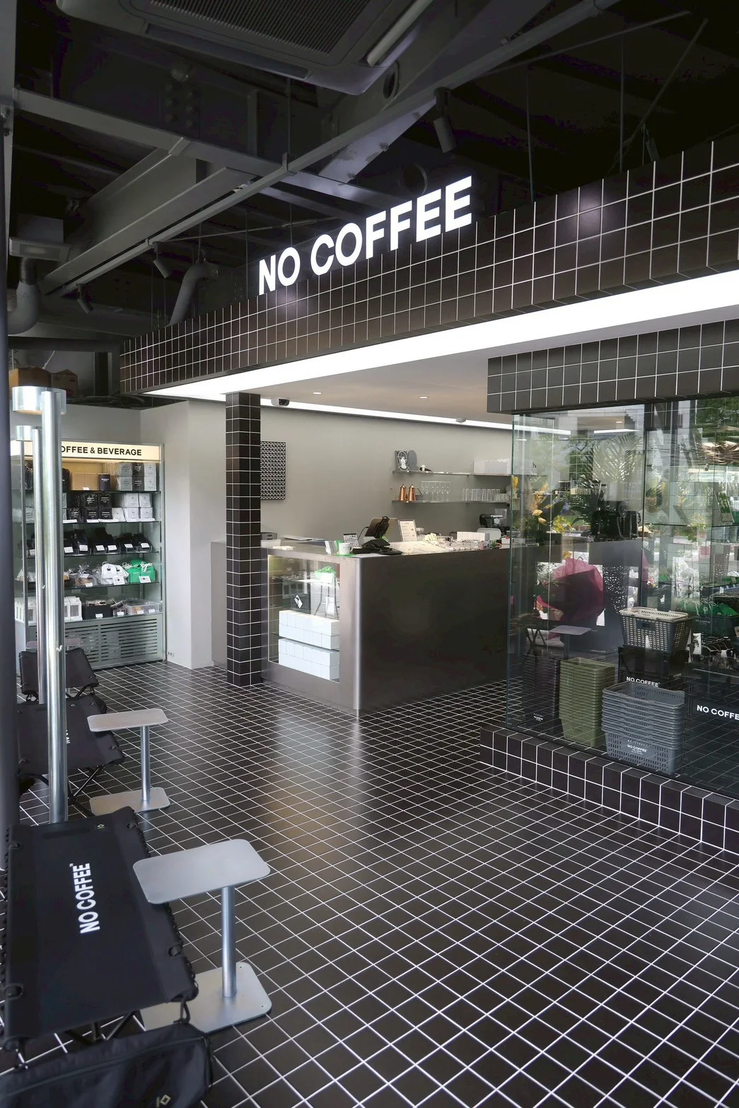 NO COFFEE TENJIN PARKの店内。黒いタイルの壁面とロゴ、コーヒーカウンター。